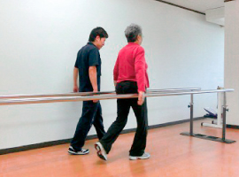 平行棒を使って歩行訓練