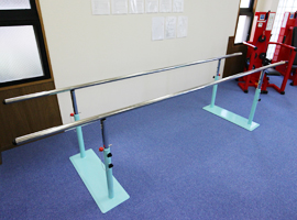 平行棒を使って歩行訓練